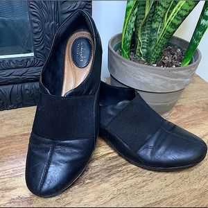 Clark’s Black Slip-Ons 🖤